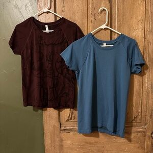Bundle of 2 Subtle Patterned Large Athleta Momentum Tops in Burgundy & Teal